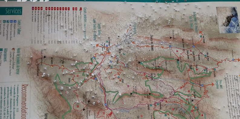 Panneau d'information du PNR du Massif des Bauges criblé de balles de fusil